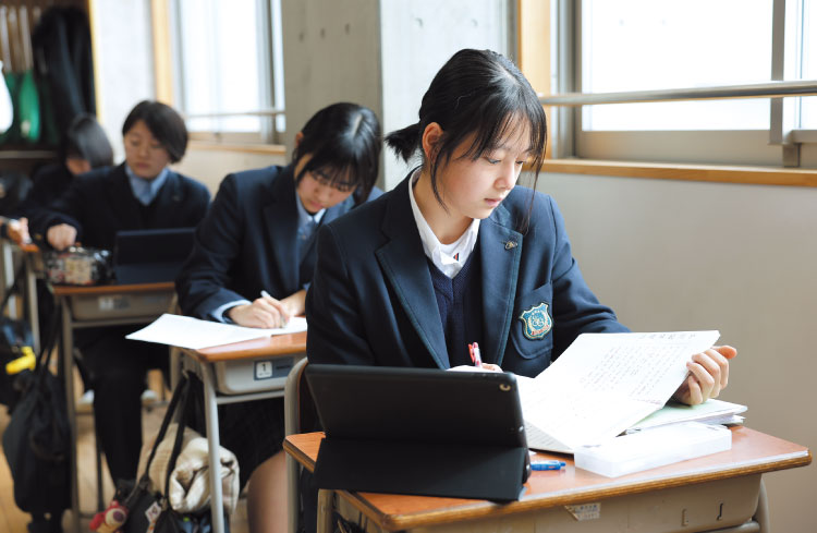 5つの系統別の学びで園田女子大学や難関私立大学をめざす。
