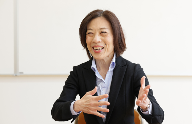 英語 主任： 川辺 真紀先生