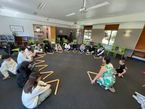 【SCC研修　9日目】
研修9日目は、マオリ文化について学びました。Jody先生やお子さんに実演して頂きながら、挨拶や数字の数え方、スティックゲームやポイなどの伝統的な遊びに挑戦しました。英語とも日本語とも異なるマオリ語ですが、発音はローマ字を読む要領で行えば出来ました。スティックゲームは徐々に難易度が上がりましたが、全員少しの練習時間でマスターしました。
午後からはゴンドラに揺られて、頂上からの景色を楽しみました。
明日は現地での最後の研修です。

学校公式Instagramにも活動の様子を投稿していきますので、ぜひご覧ください。
