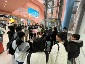 【SCC研修　帰着】
昨日、深夜にチャンギ空港で飛行機に乗り込み、今朝無事に日本に到着しました。
保護者の方、学校の先生に迎えられて解散式を行いました。

これにて10日間の全ての行程を終えました。
たくさんの方々に協力をいただき、素晴らしい研修になりました。
ありがとうございました。

研修の成果は12/14(木)校内で実施の「英語祭」にて各生徒より報告があります。

学校公式Instagramにも活動の様子を投稿していきますので、ぜひご覧ください。
