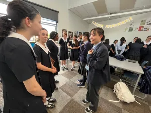 【SCC研修　7日目】
研修7日目はヴィラ・マリア・カレッジとクライスト・ザ・キング・スクールを訪問しました。
ヴィラ・マリア・カレッジではバディと一緒に授業を見学した後に、セイラ先生の指導のもと日本語の授業を受けました。自己紹介やカルタなど、日本語と英語を織り交ぜながら楽しく授業を受けていました。
クライスト・ザ・キング・スクールでは、歓迎の挨拶と歌唱を受けた後に園田学園からも代表挨拶と校歌を歌いました。そして4つのグループに分かれて、日本の遊びを教えました。
