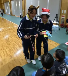 【クリスマス会】
今日は、進学3年生(児童教育系)のカリキュラムの中にある幼児体育の授業の一環で、園田学園幼稚園と合同でクリスマス会を行いました！

生徒たちは事前に授業内で準備をして、クリスマスクイズと赤鼻のトナカイ、ジングルベルのダンスを披露しました！

園児たちも元気に歌って踊ってくれて、一緒に楽しみました。

最後は頑張って作ったプレゼントを渡して高校生コーナーを終えました！

幼稚園と連携し、授業の中で見学に行かせていただいたり、一緒にクリスマス会や凧揚げを楽しんだり…いつもお世話になっている幼稚園の皆様に感謝しております！