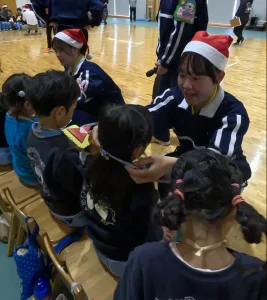 【クリスマス会】
今日は、進学3年生(児童教育系)のカリキュラムの中にある幼児体育の授業の一環で、園田学園幼稚園と合同でクリスマス会を行いました！

生徒たちは事前に授業内で準備をして、クリスマスクイズと赤鼻のトナカイ、ジングルベルのダンスを披露しました！

園児たちも元気に歌って踊ってくれて、一緒に楽しみました。

最後は頑張って作ったプレゼントを渡して高校生コーナーを終えました！

幼稚園と連携し、授業の中で見学に行かせていただいたり、一緒にクリスマス会や凧揚げを楽しんだり…いつもお世話になっている幼稚園の皆様に感謝しております！