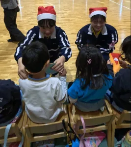 【クリスマス会】
今日は、進学3年生(児童教育系)のカリキュラムの中にある幼児体育の授業の一環で、園田学園幼稚園と合同でクリスマス会を行いました！

生徒たちは事前に授業内で準備をして、クリスマスクイズと赤鼻のトナカイ、ジングルベルのダンスを披露しました！

園児たちも元気に歌って踊ってくれて、一緒に楽しみました。

最後は頑張って作ったプレゼントを渡して高校生コーナーを終えました！

幼稚園と連携し、授業の中で見学に行かせていただいたり、一緒にクリスマス会や凧揚げを楽しんだり…いつもお世話になっている幼稚園の皆様に感謝しております！