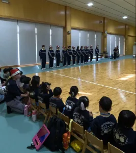 【クリスマス会】
今日は、進学3年生(児童教育系)のカリキュラムの中にある幼児体育の授業の一環で、園田学園幼稚園と合同でクリスマス会を行いました！

生徒たちは事前に授業内で準備をして、クリスマスクイズと赤鼻のトナカイ、ジングルベルのダンスを披露しました！

園児たちも元気に歌って踊ってくれて、一緒に楽しみました。

最後は頑張って作ったプレゼントを渡して高校生コーナーを終えました！

幼稚園と連携し、授業の中で見学に行かせていただいたり、一緒にクリスマス会や凧揚げを楽しんだり…いつもお世話になっている幼稚園の皆様に感謝しております！