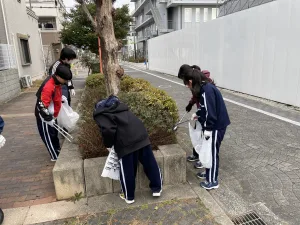 園田学園中学校周辺地域の清掃活動を行いました。