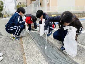園田学園中学校周辺地域の清掃活動を行いました。