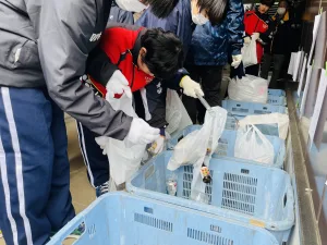 園田学園中学校周辺地域の清掃活動を行いました。