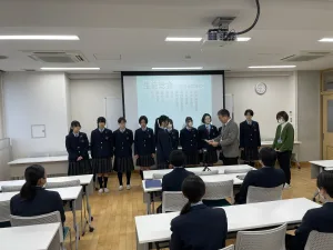 【生徒総会】 中学生徒総会が1/19(金)1/23(火)の2日間行われ、中学生徒会役員改選が行われました。 10名が次期生徒会役員に立候補しました。 応援演説もあり、立候補者全員が承認されました。 1年間生徒会を引っ張ってくれた先輩方ありがとうございました。 そして、次期生徒会役員となったみなさん、様々な場面で中学校生活を盛り上げていきましょう。