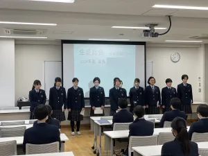 【生徒総会】 中学生徒総会が1/19(金)1/23(火)の2日間行われ、中学生徒会役員改選が行われました。 10名が次期生徒会役員に立候補しました。 応援演説もあり、立候補者全員が承認されました。 1年間生徒会を引っ張ってくれた先輩方ありがとうございました。 そして、次期生徒会役員となったみなさん、様々な場面で中学校生活を盛り上げていきましょう。