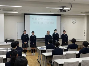 【生徒総会】 中学生徒総会が1/19(金)1/23(火)の2日間行われ、中学生徒会役員改選が行われました。 10名が次期生徒会役員に立候補しました。 応援演説もあり、立候補者全員が承認されました。 1年間生徒会を引っ張ってくれた先輩方ありがとうございました。 そして、次期生徒会役員となったみなさん、様々な場面で中学校生活を盛り上げていきましょう。