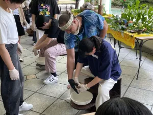 【修学旅行】1・2班合流
本日から、二班そろっての活動が始まりました。

午前のアクティビティでは、イルカウォッチング、ココナッツ体験・海中展望塔ツアー、水族館「アンダーウォーターワールド」ツアー、そしてタロフォフォの滝ツアーといった各々が選択したアクティビティを満喫していました。
午後からはグアムオーシャンパークにて、海水浴を楽しみました。バナナボートやカヤックなど、様々な体験を楽しむ姿がありました。

明日は、本修学旅行のメインイベント、学校交流です。日々の授業で練習してきたダンスを披露することとなります。