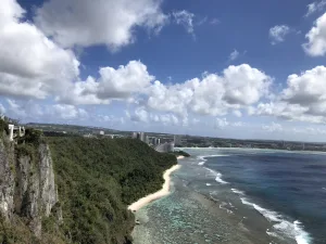 【修学旅行】地元高校との学校交流
3/11（月）、全体での活動2日目です。
午前は学校交流として現地のサザン高校にお邪魔しました。本校は授業を通して練習をしてきたダンスを披露しました。サザン高校からはROTC（軍教練）や学校案内、クラブごとの演目を披露してもらいました。交流の最後には、サザン高校の生徒と一緒にダンスを踊るなど終始笑顔溢れる交流となりました。
午後はスペイン広場やラッテストーン公園、恋人岬、タモン地区での観光や買い物を楽しんでいました。
1班は明日、帰国となります。2班は残り1日、ウォーターオリンピックなど最後の1日を楽しむ予定となっています。