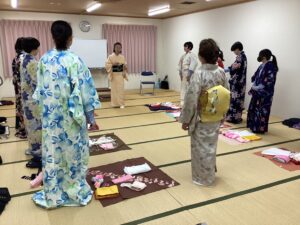 本日(4/19(金))2限は「日本の伝統文化」の授業です。
中学生は3年間で「マナー」「茶道」「短歌俳句」「華道」「書の作法」「着付け」を学んでいきます。
本日は初回授業です。１年生は「マナー」を学びました。座席からの立ち方や座り方、礼の角度などを学びました。
２年生は「短歌俳句」を学びました。俳句の基本や江戸時代の三大俳人、季語を学びました。
３年生は「着付け」を学びました。浴衣の畳み方や、帯の結び方など着付け方法を学びました。