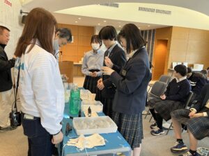 4/12(金)校外学習に行ってきました。
行き先は、大阪市の下水道科学館です。
班ごとに館内でワークシートに取り組みました。
「マンホールもフタはなんで丸いんだろう？」
そこには全員納得のスッキリ解答がありました。
近くの公園で昼食を摂り、少しの間レクリエーションです。
進級し新たな決意でクラス作りがスタートしました。