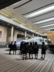 4月12日(金) 高校2年生は京都鉄道博物館、京都水族館に校外学習に行きました。
新しいクラスメイトとの親睦を深める良い機会になりました。