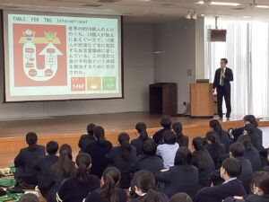 高校2年生の「総合的な探究の時間」は、進学・総合・特進の全コースが揃って、1年間『SASプログラム』に取り組みます。

『SASプログラム』とは、大学での学びと社会の繋がりを、さまざまなワークを通じて体験する、高大連携のプログラムです。

本日はその第1回目。

園田学園女子大学学長の大江先生からは「園田学園の経験地教育」に関して、同大学入試広報部の大河内さんからはSASプログラムの「キックオフガイダンス」として、それぞれお話をしていただきました。