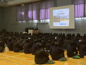 高校生の生徒総会がありました。
生徒会のメンバーが中心となって運営し、昨年度の活動報告と次年度の活動案を提示してくれました。

予算に関することをはじめとして、牛乳パックのリサイクル活動、ベルマークやコンタクトレンズのふたの収集といった社会貢献活動についても全体共有をしてくれました。

生徒のみなさん全体で、活動に取り組んでいきましょう。