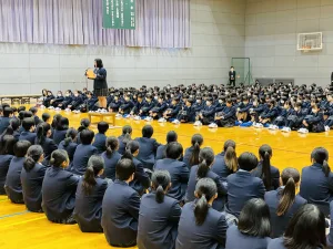 4月8日(月)始業式が行われました。
先日入学式を終えた新入生を迎えて2024年度がスタートしました。
新入生と在校生が初めて出会う場面です。
対面式では、生徒会長より歓迎の言葉があり、新入生代表より決意が表明されました。

校訓は、明るく　清く　正しく　強く
共に学び、共に成長していきましょう。