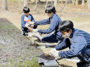 中学１年生合宿研修(1日目)
4/10(水)から4/12(木)まで兵庫県豊岡市の大岡山グリーンキャンパスで合宿研修を行います。
研修では集団生活を通して、これから始まる学校生活の基礎を作っていきます。

朝からの移動ではバスの中で大きな声で校歌を練習しました。
昼食後は焼き板づくりです。思い出に残る作品をそれぞれが作り上げました。
夕食後には班ごとに考えたレクリエーションで楽しみました。
明日も研修が盛り沢山です。