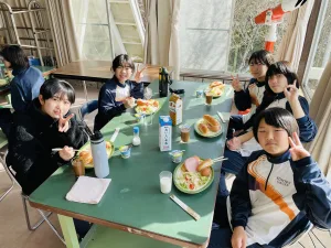 中学１年生合宿研修(2日目)
合宿研修2日目です。
晴天に恵まれ、ビオトープ学習や飯盒炊爨を行いました。
仲も深まり、さまざまなことを協力して行えるようになってきました。
明日は最終日です。最後までしっかり取り組んでいきましょう。