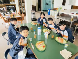 中学１年生合宿研修(2日目)
合宿研修2日目です。
晴天に恵まれ、ビオトープ学習や飯盒炊爨を行いました。
仲も深まり、さまざまなことを協力して行えるようになってきました。
明日は最終日です。最後までしっかり取り組んでいきましょう。