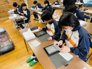 中学１年生合宿研修(2日目)
合宿研修2日目です。
晴天に恵まれ、ビオトープ学習や飯盒炊爨を行いました。
仲も深まり、さまざまなことを協力して行えるようになってきました。
明日は最終日です。最後までしっかり取り組んでいきましょう。