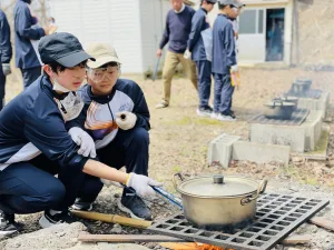 中学１年生合宿研修(2日目)
合宿研修2日目です。
晴天に恵まれ、ビオトープ学習や飯盒炊爨を行いました。
仲も深まり、さまざまなことを協力して行えるようになってきました。
明日は最終日です。最後までしっかり取り組んでいきましょう。