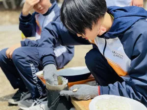 中学１年生合宿研修(2日目)
合宿研修2日目です。
晴天に恵まれ、ビオトープ学習や飯盒炊爨を行いました。
仲も深まり、さまざまなことを協力して行えるようになってきました。
明日は最終日です。最後までしっかり取り組んでいきましょう。