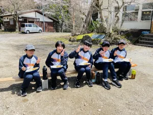 中学１年生合宿研修(2日目)
合宿研修2日目です。
晴天に恵まれ、ビオトープ学習や飯盒炊爨を行いました。
仲も深まり、さまざまなことを協力して行えるようになってきました。
明日は最終日です。最後までしっかり取り組んでいきましょう。