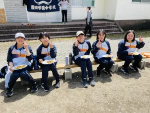 中学１年生合宿研修(2日目)
合宿研修2日目です。
晴天に恵まれ、ビオトープ学習や飯盒炊爨を行いました。
仲も深まり、さまざまなことを協力して行えるようになってきました。
明日は最終日です。最後までしっかり取り組んでいきましょう。