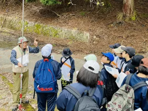 中学１年生合宿研修(2日目)
合宿研修2日目です。
晴天に恵まれ、ビオトープ学習や飯盒炊爨を行いました。
仲も深まり、さまざまなことを協力して行えるようになってきました。
明日は最終日です。最後までしっかり取り組んでいきましょう。