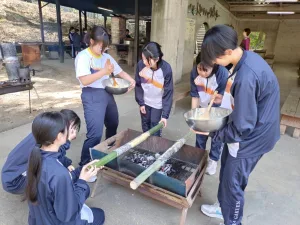 特別進学コース新入生レベルアップ合宿(2日目)
2日目も元気に活動しています。午前も午後も授業ですが、昼食はカレーとバームクーヘンを自分たちで作りました。「カレーってこんなに美味しかったっけ？」と大満足の様子。
明日はいよいよ最終日です。