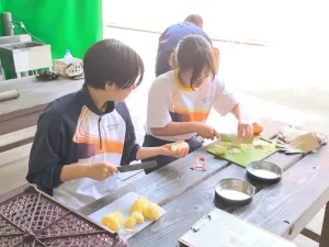 特別進学コース新入生レベルアップ合宿(2日目)
2日目も元気に活動しています。午前も午後も授業ですが、昼食はカレーとバームクーヘンを自分たちで作りました。「カレーってこんなに美味しかったっけ？」と大満足の様子。
明日はいよいよ最終日です。