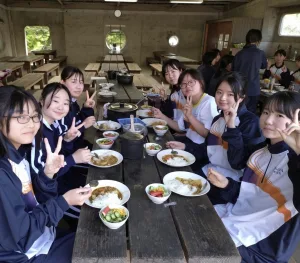 特別進学コース新入生レベルアップ合宿(2日目)
2日目も元気に活動しています。午前も午後も授業ですが、昼食はカレーとバームクーヘンを自分たちで作りました。「カレーってこんなに美味しかったっけ？」と大満足の様子。
明日はいよいよ最終日です。