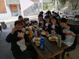 特別進学コース新入生レベルアップ合宿(2日目)
2日目も元気に活動しています。午前も午後も授業ですが、昼食はカレーとバームクーヘンを自分たちで作りました。「カレーってこんなに美味しかったっけ？」と大満足の様子。
明日はいよいよ最終日です。特別進学コース新入生レベルアップ合宿(2日目)
2日目も元気に活動しています。午前も午後も授業ですが、昼食はカレーとバームクーヘンを自分たちで作りました。「カレーってこんなに美味しかったっけ？」と大満足の様子。
明日はいよいよ最終日です。