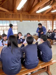 進学コース新入生合宿研修
全員全てのプログラムに元気に参加しています。
初日は焼き板体験と夕食後は研修です。
2日目はハイキング14km近くをみんな元気に歩き終えました。
寝食を共にして、友達も増えました。