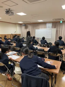 特別進学コース新入生レベルアップ合宿(最終日) 2泊3日の合宿も最終日を迎えました。 現在は物理基礎の授業中。 最後まで頑張っています。