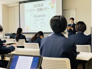 本日(4/19(金))中学校の生徒総会が行われました。
昨年度の活動報告と決算報告があり、2024年度活動計画と予算が示されました。
生徒会活動は学校生活の中でも特に重要で大切な活動です。
生徒のみなさんは全員が生徒会の会員です。役員だけでは生徒会活動は成り立ちません。
全員で協力して、2024年度中学目標「切磋琢磨」を達成しましょう。
また、ファミリー活動の目標も示されました。
目標は「明るく　楽しく　笑顔で」です。
ファミリー活動とは、3学年が縦割りに3チームに分かれて行う活動のことです。
先輩後輩がそれぞれの立場で協力して学んでいきます。