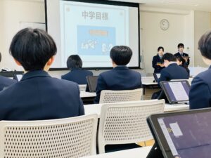 本日(4/19(金))中学校の生徒総会が行われました。
昨年度の活動報告と決算報告があり、2024年度活動計画と予算が示されました。
生徒会活動は学校生活の中でも特に重要で大切な活動です。
生徒のみなさんは全員が生徒会の会員です。役員だけでは生徒会活動は成り立ちません。
全員で協力して、2024年度中学目標「切磋琢磨」を達成しましょう。
また、ファミリー活動の目標も示されました。
目標は「明るく　楽しく　笑顔で」です。
ファミリー活動とは、3学年が縦割りに3チームに分かれて行う活動のことです。
先輩後輩がそれぞれの立場で協力して学んでいきます。