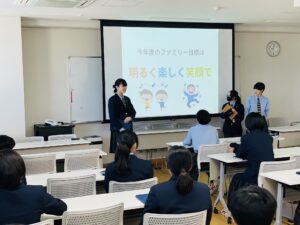 本日(4/19(金))中学校の生徒総会が行われました。
昨年度の活動報告と決算報告があり、2024年度活動計画と予算が示されました。
生徒会活動は学校生活の中でも特に重要で大切な活動です。
生徒のみなさんは全員が生徒会の会員です。役員だけでは生徒会活動は成り立ちません。
全員で協力して、2024年度中学目標「切磋琢磨」を達成しましょう。
また、ファミリー活動の目標も示されました。
目標は「明るく　楽しく　笑顔で」です。
ファミリー活動とは、3学年が縦割りに3チームに分かれて行う活動のことです。
先輩後輩がそれぞれの立場で協力して学んでいきます。