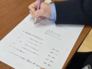 本日(4/19(金))2限は「日本の伝統文化」の授業です。
中学生は3年間で「マナー」「茶道」「短歌俳句」「華道」「書の作法」「着付け」を学んでいきます。
本日は初回授業です。１年生は「マナー」を学びました。座席からの立ち方や座り方、礼の角度などを学びました。
２年生は「短歌俳句」を学びました。俳句の基本や江戸時代の三大俳人、季語を学びました。
３年生は「着付け」を学びました。浴衣の畳み方や、帯の結び方など着付け方法を学びました。