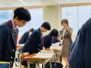 本日(4/19(金))2限は「日本の伝統文化」の授業です。
中学生は3年間で「マナー」「茶道」「短歌俳句」「華道」「書の作法」「着付け」を学んでいきます。
本日は初回授業です。１年生は「マナー」を学びました。座席からの立ち方や座り方、礼の角度などを学びました。
２年生は「短歌俳句」を学びました。俳句の基本や江戸時代の三大俳人、季語を学びました。
３年生は「着付け」を学びました。浴衣の畳み方や、帯の結び方など着付け方法を学びました。