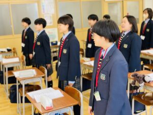 本日(4/19(金))2限は「日本の伝統文化」の授業です。
中学生は3年間で「マナー」「茶道」「短歌俳句」「華道」「書の作法」「着付け」を学んでいきます。
本日は初回授業です。１年生は「マナー」を学びました。座席からの立ち方や座り方、礼の角度などを学びました。
２年生は「短歌俳句」を学びました。俳句の基本や江戸時代の三大俳人、季語を学びました。
３年生は「着付け」を学びました。浴衣の畳み方や、帯の結び方など着付け方法を学びました。