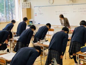 本日(4/19(金))2限は「日本の伝統文化」の授業です。
中学生は3年間で「マナー」「茶道」「短歌俳句」「華道」「書の作法」「着付け」を学んでいきます。
本日は初回授業です。１年生は「マナー」を学びました。座席からの立ち方や座り方、礼の角度などを学びました。
２年生は「短歌俳句」を学びました。俳句の基本や江戸時代の三大俳人、季語を学びました。
３年生は「着付け」を学びました。浴衣の畳み方や、帯の結び方など着付け方法を学びました。