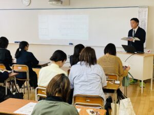 本日、中学3年生に内部進学説明会とSCC研修説明会が行われました。 高校進学時には、自分自身の進路に合うコースを選択します。 本人保護者の希望や担任面談を通して進路決定していきます。 後半はSCC研修説明会です。 SCCとはSonoda Christchurch Campusの略称です。 つまり、園田学園のクライストチャーチ(ニュージーランド)にある学生寮での研修の説明会です。 学生寮に宿泊し、姉妹校であるヴィラマリアカレッジをはじめ様々な場所での英語研修を実施します。