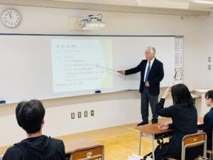 本日、中学3年生に内部進学説明会とSCC研修説明会が行われました。 高校進学時には、自分自身の進路に合うコースを選択します。 本人保護者の希望や担任面談を通して進路決定していきます。 後半はSCC研修説明会です。 SCCとはSonoda Christchurch Campusの略称です。 つまり、園田学園のクライストチャーチ(ニュージーランド)にある学生寮での研修の説明会です。 学生寮に宿泊し、姉妹校であるヴィラマリアカレッジをはじめ様々な場所での英語研修を実施します。