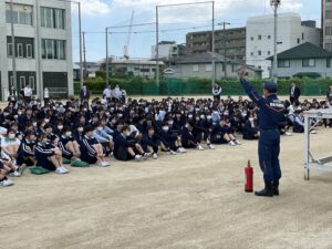 本日は「避難防火訓練」を実施しました。
6限の授業中に出火した想定です。
自教室や移動教室先からの避難経路を確認しました。
尼崎市北消防署から消防士の方に来ていただき、
消火器を使用した初期消火の指導をしていただきました。
生徒教職員共に防災意識を高めることができました。
