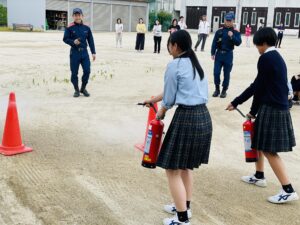 本日は「避難防火訓練」を実施しました。
6限の授業中に出火した想定です。
自教室や移動教室先からの避難経路を確認しました。
尼崎市北消防署から消防士の方に来ていただき、
消火器を使用した初期消火の指導をしていただきました。
生徒教職員共に防災意識を高めることができました。
