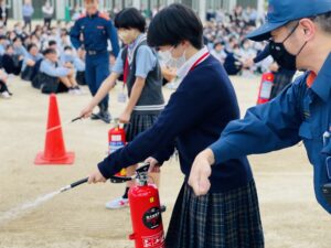 本日は「避難防火訓練」を実施しました。
6限の授業中に出火した想定です。
自教室や移動教室先からの避難経路を確認しました。
尼崎市北消防署から消防士の方に来ていただき、
消火器を使用した初期消火の指導をしていただきました。
生徒教職員共に防災意識を高めることができました。
